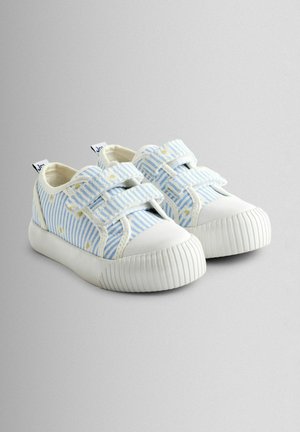 Pantofi sport cu dungi albastre și albe, talpă de cauciuc, curele cu velcro, accente florale și vârf rotund. Partea superioară este din material textil moale, mijlocul tălpii este texturat.