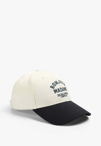 Creme katoenen baseballpet met een zwarte rand en marineblauw geborduurd tekst met de woorden "BONJOUR MADAME" en "SCALPERS COMPANY."