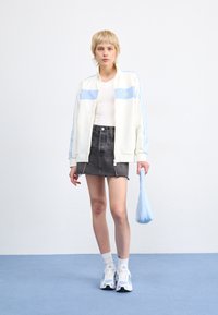 adidas Originals BLOCKED - Vetoketjullinen college - off white