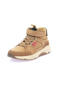 Zapatilla alta de cuero marrón con un acabado texturizado, cuello acolchado, parte delantera con cordones y correa de Velcro. Cuenta con un acento negro en contraste.