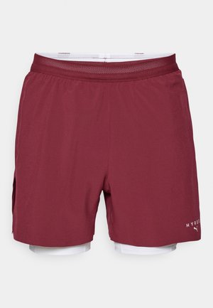 Bordeaux sportshorts med mesh-linning og hvid inderside. Inkluderer en sidelomme og logoaccent på den nederste del af benet.