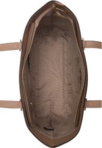 Ljust brunt läderhandväska med blixtlås, beige fodring med subtila mönster, och två sidofickor.