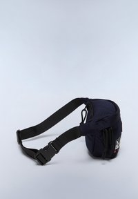 Marsupio in tessuto blu navy con cinturini neri regolabili, forma curva, tasca frontale e dettaglio con logo. Materiale testurizzato e chiusura con fibbia.
