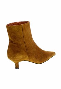 Stivale alla caviglia in suede marrone con punta affusolata, silhouette snella e tacco basso. Caratterizzato da una texture liscia con un design senza cuciture.