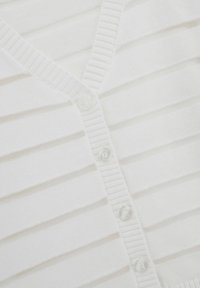Weißer Cardigan mit horizontalen Streifen und V-Ausschnitt. Die vorderen Knöpfe sind aus klarem Kunststoff und verfügen über eine gerippte Verzierung entlang der Kanten.