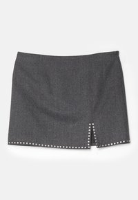 Mini falda de tela gris con corte recto, que presenta tachuelas plateadas a lo largo del dobladillo y un detalle de abertura en un lado.