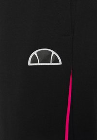 Schwarzer Stoff mit einem weißen halbkreisförmigen Logo und einem vertikalen leuchtend pinken Streifen entlang der rechten Kante.