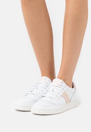 Sneakers bianchi con tomaia in pelle liscia, dettagli rosa, punta rotonda, suola piatta in gomma bianca e dettagli perforati sulla punta.