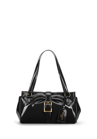 Schwarze Lackleder-Handtasche mit goldener Schnalle, doppelten Schulterriemen und einem Markenanhänger, der an der Seite hängt.