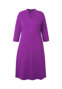 Robe violette en tissu lisse, avec un col en keyhole, des manches trois-quarts et un ourlet droit.