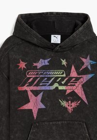 Schwarzer Kapuzenpullover mit einem bunten Sternengrafik und Logo in der Mitte, gefertigt aus weichem Material mit einer verblassten Textur.