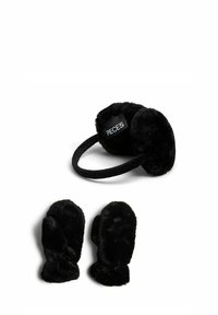 Orejeras de forro polar negro con un exterior suave y una etiqueta desmontable que dice "PIECES", combinadas con unos mitones de forro polar negro a juego.