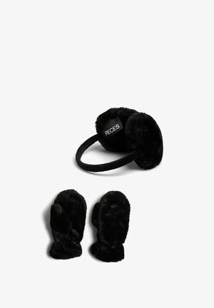 Melni flīsa ausu sildītāji ar mīkstu ārpusi un noņemamu etiķeti ar uzrakstu "PIECES", kopā ar saskaņojošām melnām flīsa cimdiem.