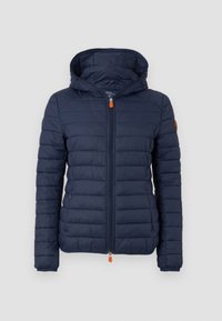 Marineblau gesteppte Kapuzenjacke mit vorderem Reißverschluss, zwei mit Reißverschluss versehenen Taschen und orangefarbenen Reißverschluss-Ziehen, auf einem schlichten Hintergrund präsentiert.