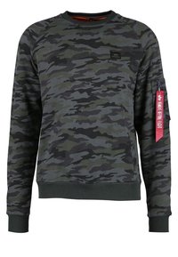 Felpa camouflage in varie tonalità di verde e nero, con colletto, polsini e orlo a costine, tasca laterale con zip e un accento rosso.