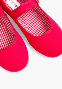Rote Stoff-Mary-Jane-Schuhe mit glatter Textur, runder Zehenform und einem karierten roten und weißen Futter. Verstellbarer Riemen vorhanden.
