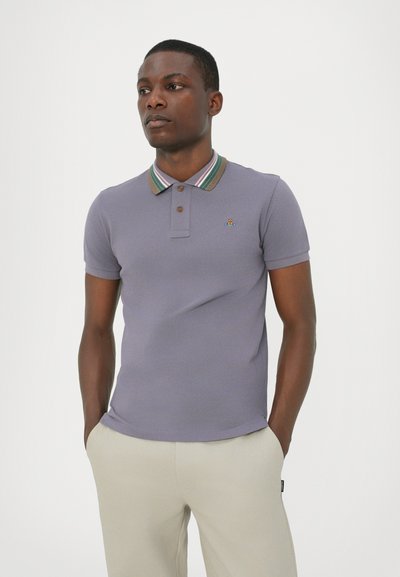 Camiseta polo de algodón violeta con cuello acanalado que presenta rayas verdes, beige y rosas. Tapeta de dos botones y detalle de logo bordado.