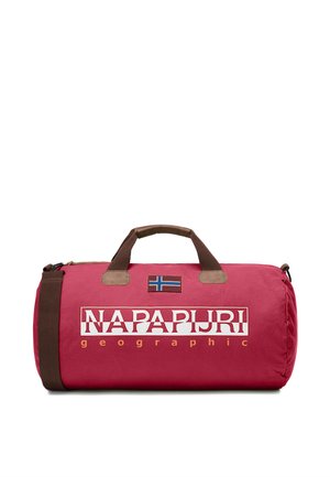 Sac de sport cylindrique rouge avec poignées et sangle marron, arborant le logo Napapijri et un petit écusson drapeau à l'avant.