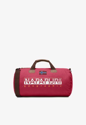 Bolsa de viaje cilíndrica roja con asas y correa marrones, que presenta el logotipo de Napapijri y un pequeño parche de bandera en el frente.