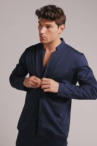 Camisa de botones azul marino para hombre, con cuello mao, tejido suave, ajuste entallado y un ligero brillo. Con botones de cierre en la parte delantera.