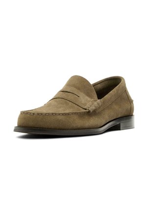 Mocassin penny loafer en daim marron avec un petit talon noir, couture mocassin sur la pointe et une bride sur le dessus.