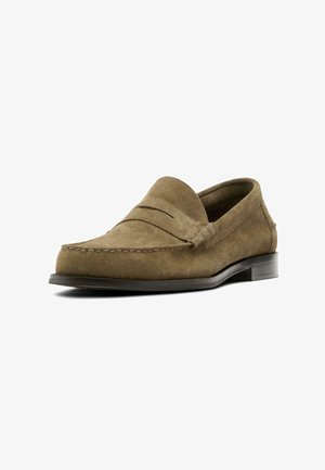 Mocassin penny loafer en daim marron avec un petit talon noir, couture mocassin sur la pointe et une bride sur le dessus.