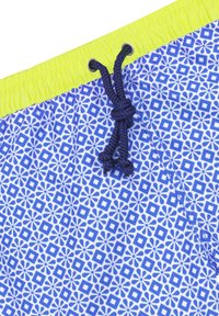Shorts de bain à motif bleu avec une ceinture élastique jaune. Présente des motifs géométriques de fleurs et de carrés, avec un détail de cordon de serrage bleu foncé.