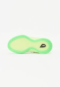 Semelle de chaussure vert clair avec un motif zigzag texturé, présentant un logo noir au centre. Zone intérieure lisse avec des bords ondulés.