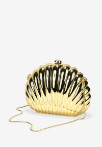 Bolso de mano metálico dorado con forma de concha de almeja, que presenta detalles acanalados, un cierre en la parte superior y una correa de cadena desmontable.