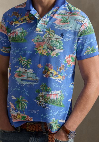 Κοντομάνικο πόλο μπλούζα σε ανοιχτό μπλε χρώμα με τροπικό σχέδιο που περιλαμβάνει φοίνικες, παραλιακές σκηνές και πολύχρωμα μοτίβα. Βαμβακερό ύφασμα.