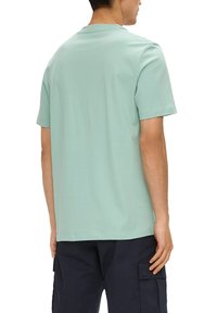 s.Oliver MIT FRONTPRINT - T-shirt print - ozeangrün