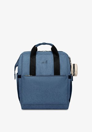 Blauer Stoffrucksack mit zwei schwarzen Griffen, Reißverschluss, Außenfach und seitlicher Tasche. Texturiertes Material und minimalistisches Design.