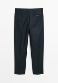 Pantaloni formali blu navy scuro mostrati di schiena con passanti per cintura e due tasche a filetto con bottone.
