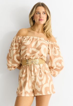 Off-the-shoulder jumpsuit in beige met een crèmekleurig dierenprint, voorzien van pofmouwen en een gestructureerde gouden riem met bloemenaccent.