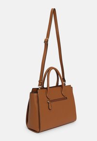 Bolso de cuero marrón con asas dobles, correa de hombro desmontable, base plana y un bolsillo con cremallera en la parte frontal. Textura suave y forma estructurada.