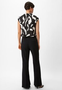 comma MIT ALLOVER-PRINT czarny