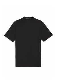 Sort polo-shirt med kortærmet design, der har en blød tekstur og en krave med trykt branding langs halsudskæringen.