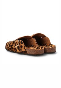 Sandalias deslizantes de estampado de leopardo con suela de corcho, que presentan un material de ante marrón y un acento de hebilla plateada.