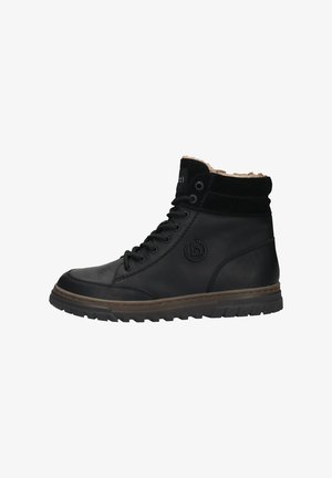 Schwarze Lederstiefeletten mit strukturiertem Obermaterial, runder Schuhspitze, Schnürung vorne und einem gepolsterten Kragen mit einer braunen Gummisohle.