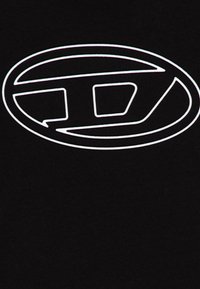 Melna auduma virsma ar lielu baltu ovālu logotipu, kurā ir stilizēts burts "D" un ģeometriskas formas, gluda tekstūra un tīras līnijas.
