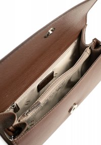 Interno di una borsa a mano in pelle marrone con texture, foderato in morbido beige, dotato di due scomparti aperti e una tasca con zip. Dettagli in hardware argentato.