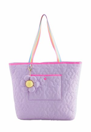 Hellviolette gesteppte Tote-Tasche mit Blumenmuster, pinkem Besatz, regenbogenfarben gestreiften Griffen, Vorderfach und angebrachtem Plüsch-Blumenschlüsselanhänger.