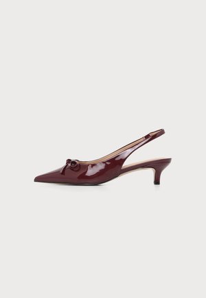Scarpa slingback in vernice bordeaux con tacco kitten, punta appuntita e fiocco decorativo sul davanti.