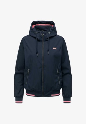 Granatowa kurtka z kapturem, z przednim zamkiem błyskawicznym, kapturem ze ściągaczem, kieszeniami na zamek, ściągaczami na mankietach i u dołu z różowymi paskami oraz różową podszewką kaptura.