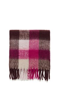 Uld plaid tørklæde med skiftende blokke i mørkebrun, pink, creme og lys pink, med frynser i kanterne for tekstur og detaljer.