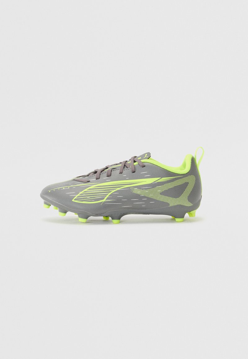 Chuteira de futebol cinza com detalhes em verde neon, apresentando um cabedal texturizado, fecho com atacadores e cravos salientes para tração.