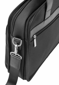 Czarna torba na laptopa z teksturowanej tkaniny, z zamykanymi kieszeniami, srebrnymi akcentami i regulowanym paskiem na ramię.