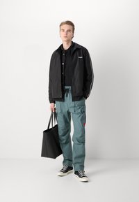 HUGO GARLO - Cargobukse - dark green