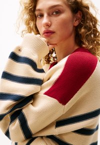 Tommy Hilfiger TH X SOFIA RICHIE GRAINGE BRETON L/S SWEATER - Džemperis - country ivory