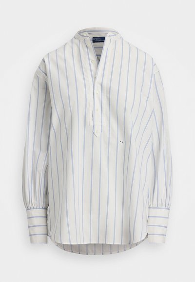 Camisa de manga longa com colarinho em branco com riscas verticais azuis. Apresenta placket com botões e punhos abotoados, feita de um tecido leve.